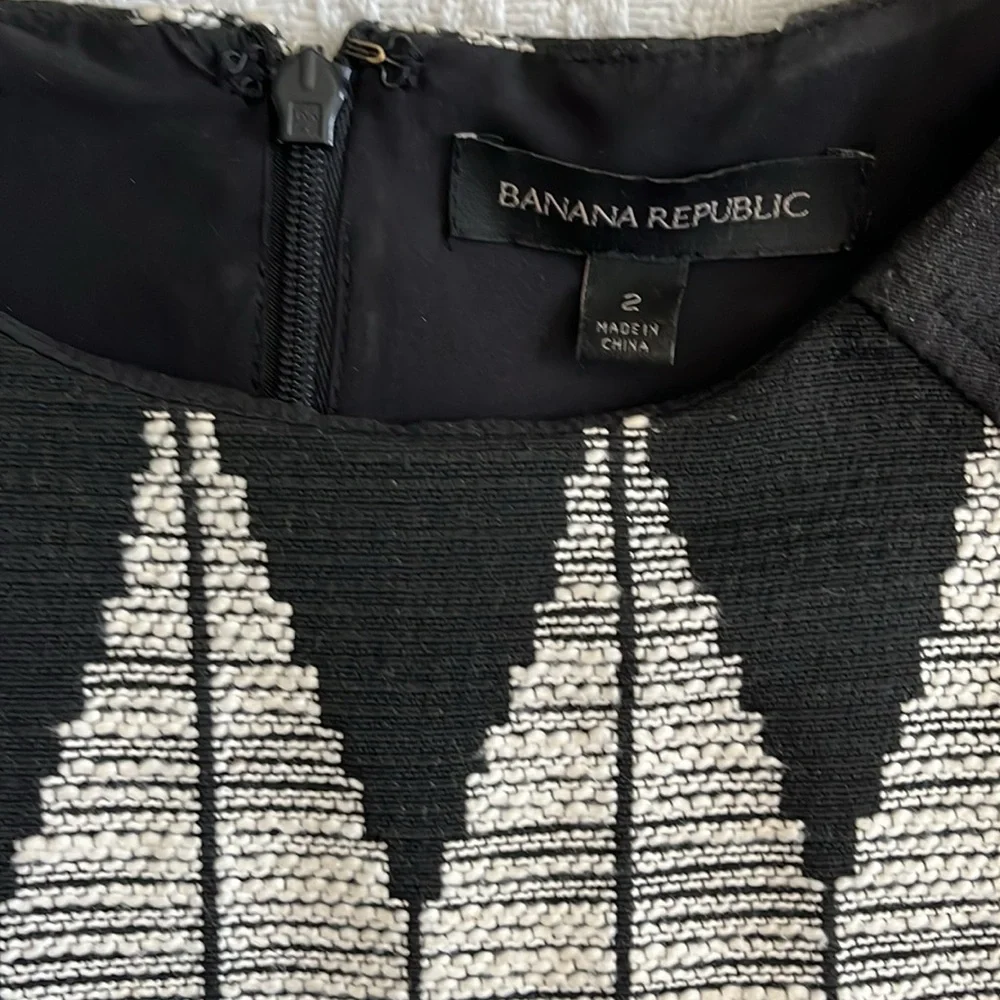 Banana Republic sleeveless Diamond Jaquard dress - Picture 3 of 10